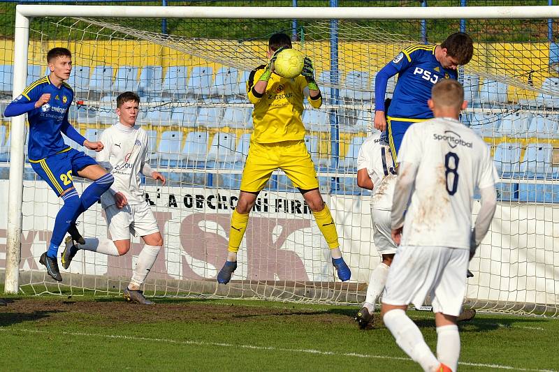 Starší dorostenci Slovácka (bílé dresy) v 15. kole Moravskoslezské ligy zdolali Jihlavu 2:1.