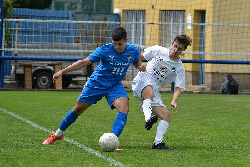 Starší dorostenci Slovácka (bílé dresy) ve 27. kole MSDL zdolali na Širůchu ve Starém Městě Baník Ostrava 1:0.