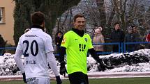 Fotbalisté Slovácka (v bílých dresech) na umělé trávě v Uherském Brodě přehráli druholigové Vítkovice 4:0. Foto: Deník/Stanislav Dufka