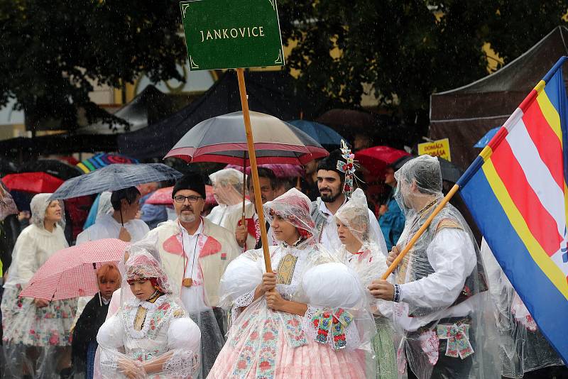 Tradičnímu defilé na Masarykově náměstí nepřálo počasí.