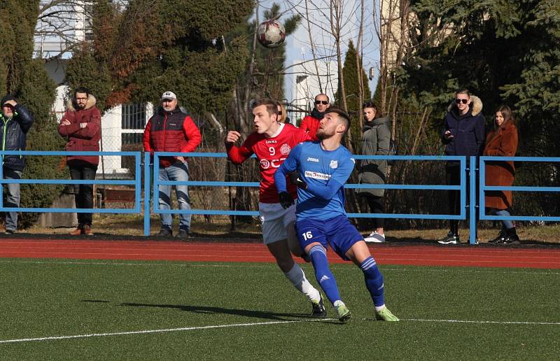 Fotbalisté Uherského Brodu (červené dresy) v 19. kole MSFL podlehli doma na Lapači Otrokovicím 2:3.