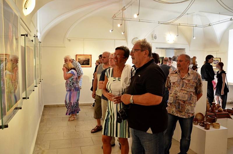 Nejen obrazy – takový je název výstavy devatenáct členů Sdružení výtvarných umělců moravsko-slovenského pomezí (SVUMPS)v Galerii Panský dům v Uherském Brodě.