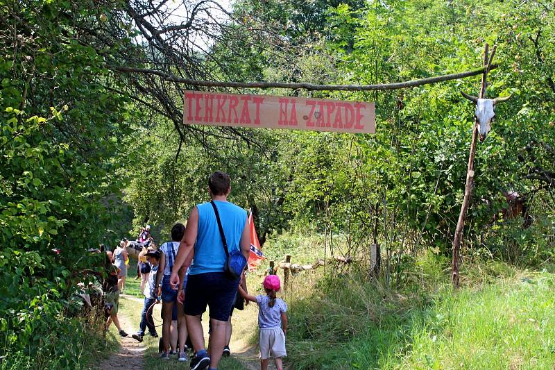 JAKO V POHÁDCE. Nadšenci z Kudlovické doliny připravili pro děti i dospělé už 14. ročník pohádkové stezky.