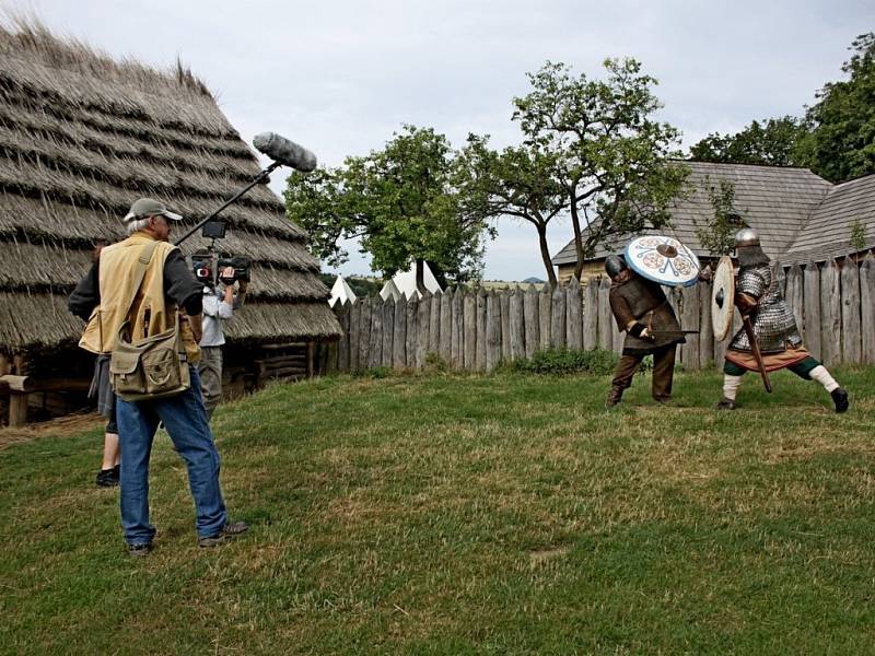 Archeoskanzen na Modré okupuje filmový štáb ČT, Velkomoravané a skupiny oživlé historie. 