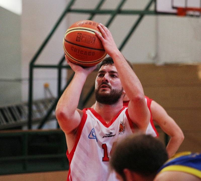 Basketbalisté TJ Spartak Uherský Brod (v bíločerveném) porazili Holice 83:66.