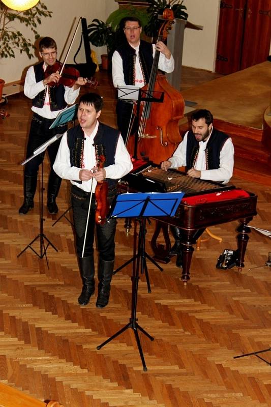 PŘED OLTÁŘEM. V kapli Vincentina koncertovala v sobotu cimbálová muzika Stanislava Gabriela se sólisty.