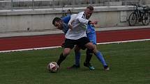 Fotbalisté Hluku (modrobílé dresy) v 16. kole I. A třídy skupiny B přehráli sousední Kunovice 3:1.