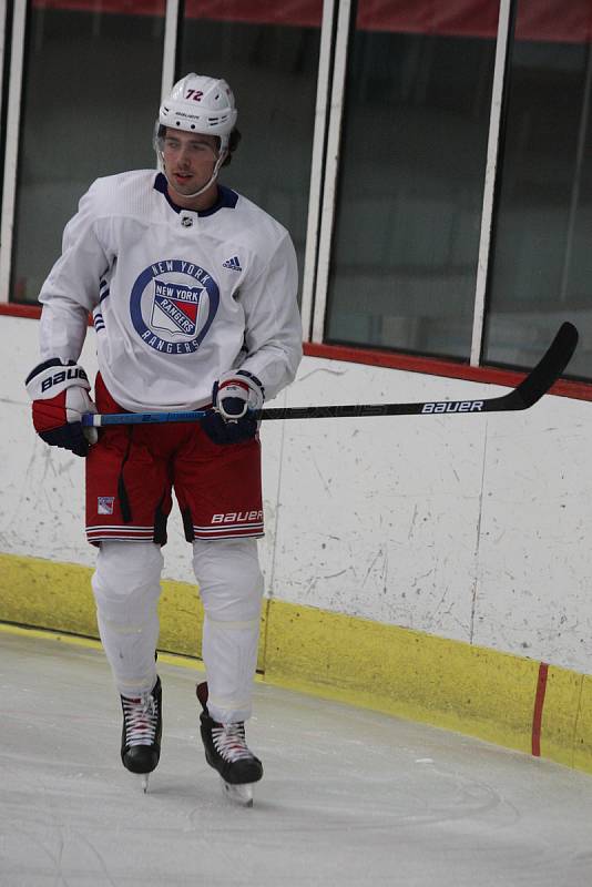 Hokejový útočník New Yorku Rangers Filip Chytil se společně se svým agentem Jaroslavem Balaštíkem a starším bratrem Liborem trénoval na zimním stadionu v Uherském Hradišti.