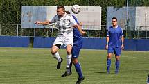 Fotbalisté Kunovic (modré dresy) prohráli v prvním zápase nové sezony doma s Těšnovicemi 0:3.