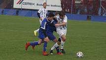 Fotbalisté Kunovic (modré dresy) v 11. kole krajské I. A třídy skupiny B i bez omluveného trenéra Chaloupky zdolali Těšnovice 2:1.