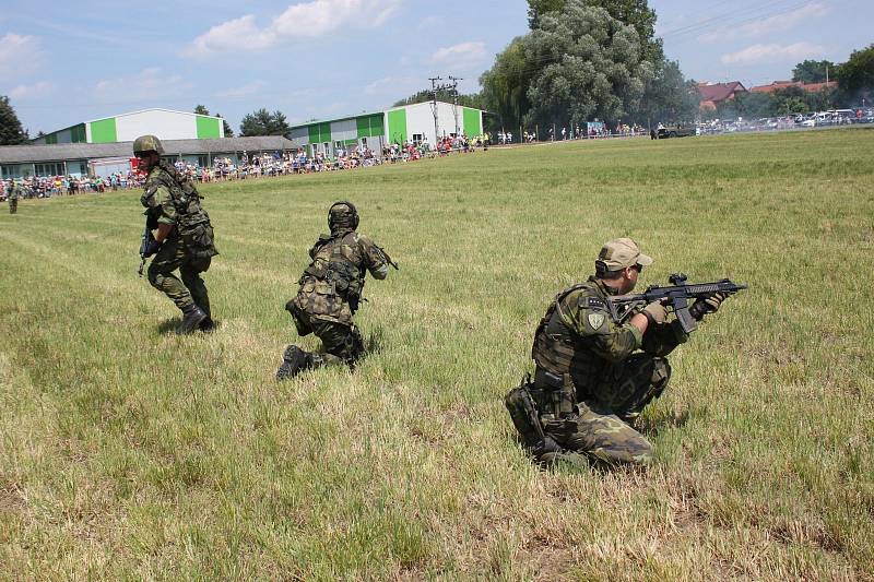 Návštěvníci si přišli v sobotu v areálu Slováckého aeroklubu a leteckého muzea Kunovice na své. 