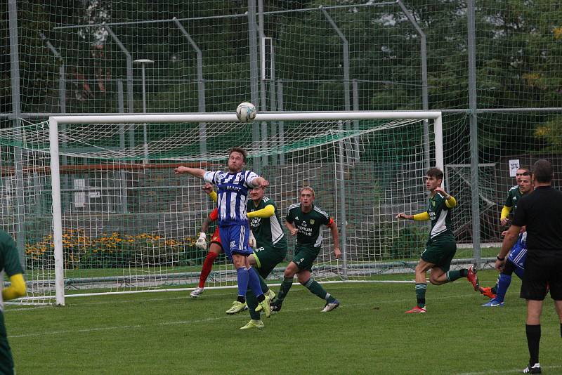 Fotbalisté Nivnice (zelené dresy) doma otočili zápas 7. kola I. A třídy skupiny B, Nedachlebice zdolali 2:1.