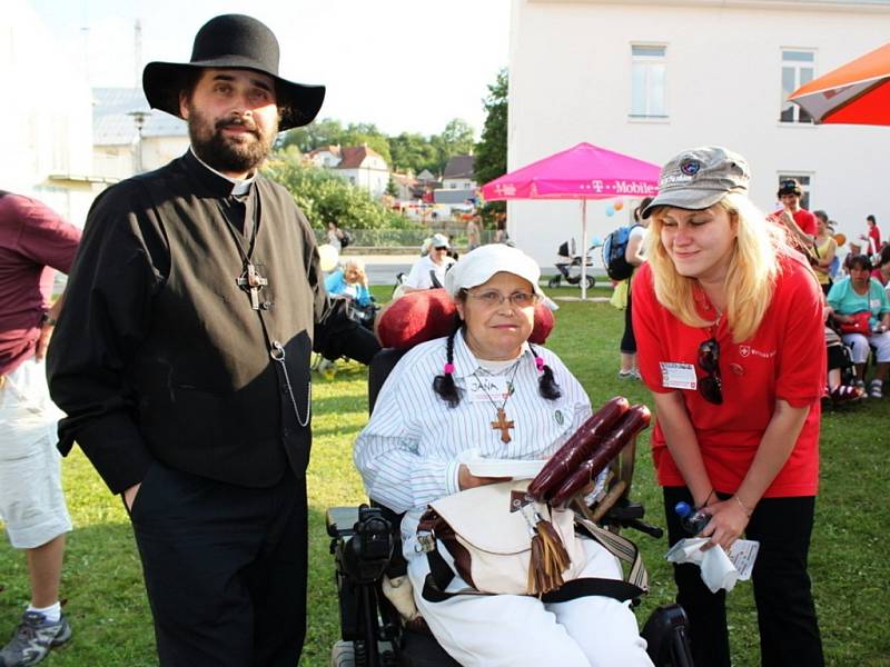 Na Velehradě si dalo dostaveníčko na 150 vozíčkářů z Česka, Slovenska, Německa a Maďarska. Ti se setkali s významnými osobnostmi politického a společenského života.