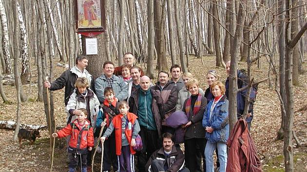 Tak došli účastníci pochodu k obrázku sv. Václava v roce 2002.