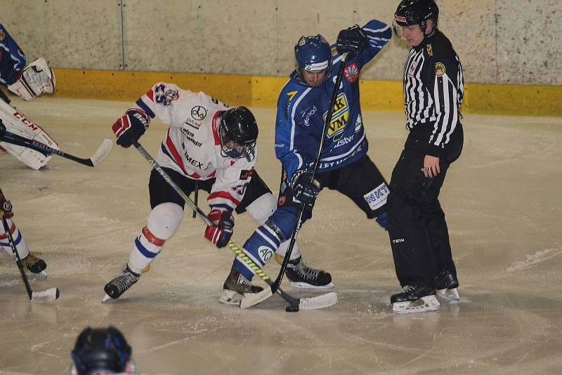 Hokejisté HC Uherské Hradiště prohráli ve 2. druhém utkání čtvrfinále playoff Krajské ligy s Velkým Meziříčím 1:5.