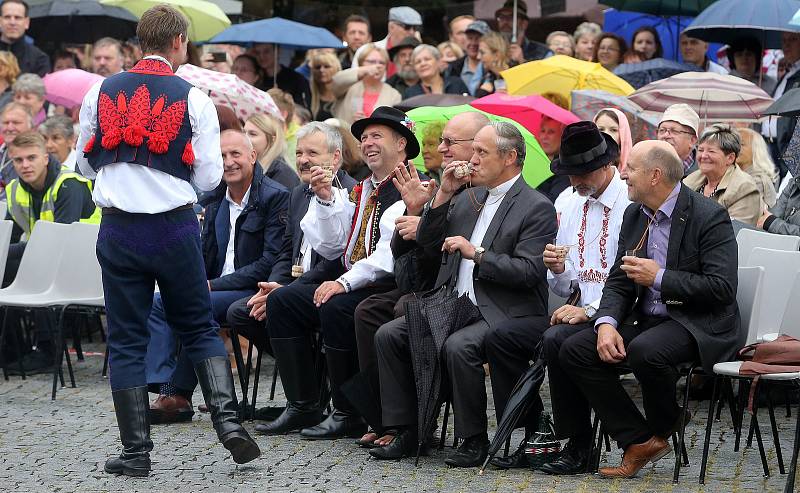 Tradičnímu defilé na Masarykově náměstí nepřálo počasí.