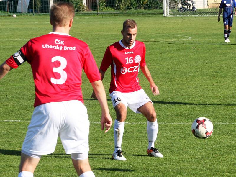 Fotbalisté Uherského Brodu (v červených dresech) podlehli v 10. kole MSFL vedoucí Líšni 0:4.