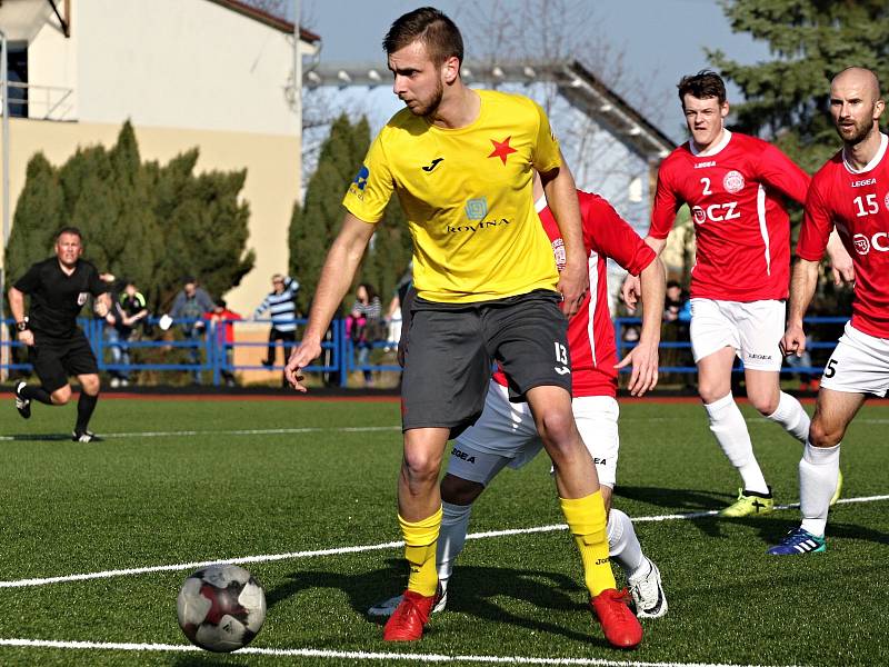 Fotbalisté Uherského Brodu (v červených dresech) v 17. kole Fortuna MSFL remizovali s Kroměříží 1:1.