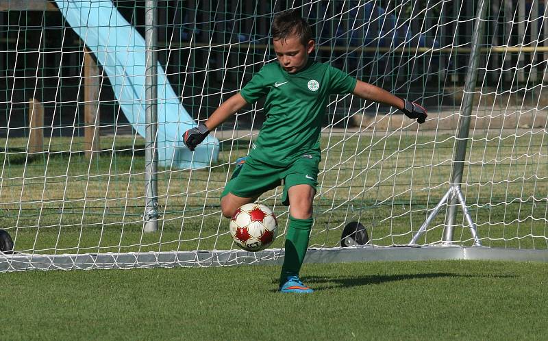 Ligoví fotbalisté Tomáš Zajíc, Libor Holík a Petr Galuška se připravují ve Vnorovech. Nadějím Agra po zápase s Ostrožskou Novou Vsí předali dresy.