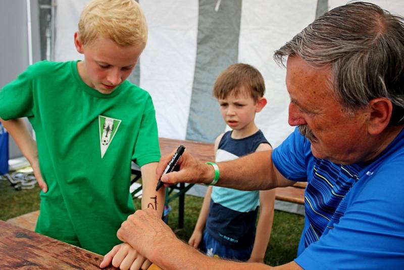 MLÁDÍ. Kluci a holky museli ve finále absolvovat na velehradském hřišti sedm fotbalových disciplín.