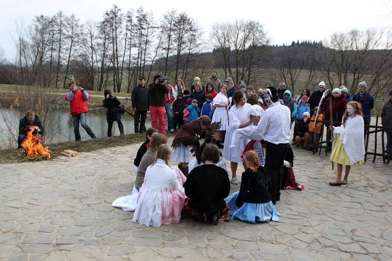 S MAŘENOU. Skauti z Modré se loučili se zimou a vítali jaro. 