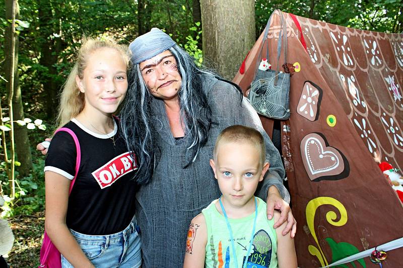 JAKO V POHÁDCE. Nadšenci z Kudlovické doliny připravili pro děti i dospělé už 14. ročník pohádkové stezky.