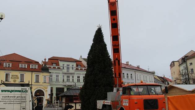 Vánoční strom v Uherském Hradišti by měl být do dvou dnů kompletně ozdoben.