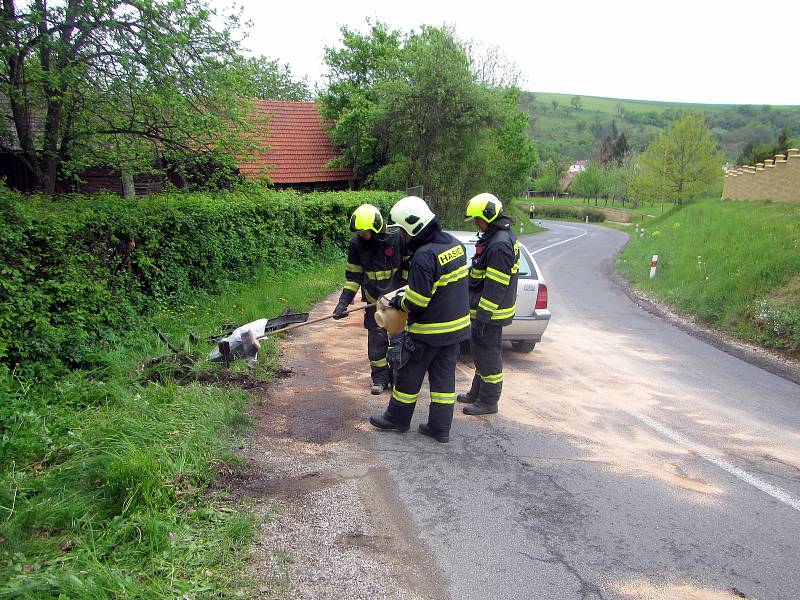 Na výjezdu z Částkova směrem na Pašovice se v nepřehledné zatáčce čelně střetla dvě vozidla. Nehoda si vyžádala jedno zranění.FOTO: HSZ Zlínského kraje