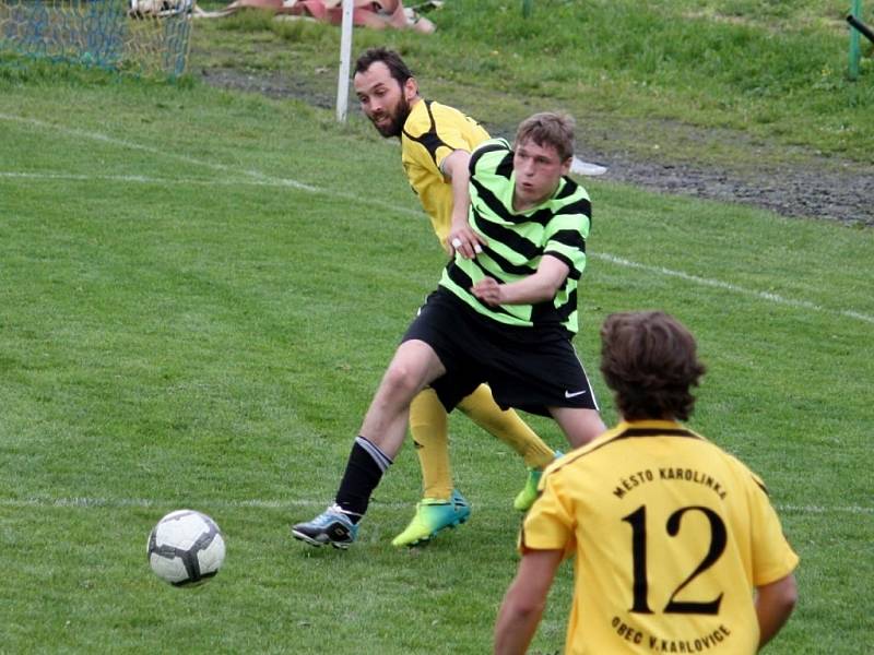 Fotbalisté Kelče B (pruhované dresy) doma porazili rezervu Velkých Karlovic+Karolinky 4:1. 