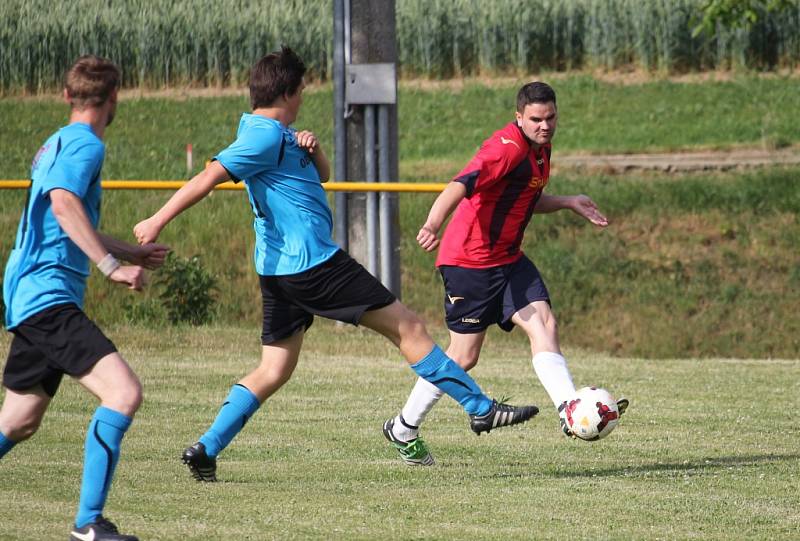 Fotbalisté Sušic (v modrém) doma porazili Dolní Němčí B 5:0.