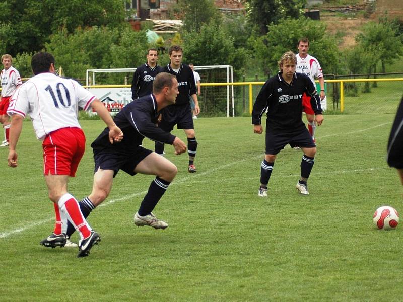 Důležitou bitvu o záchranu zvládli na hřišti Ostrožské Nové Vsi B lépe fotbalisté Mistřic (v bílém) a přiživili tak svou naději na záchranu.