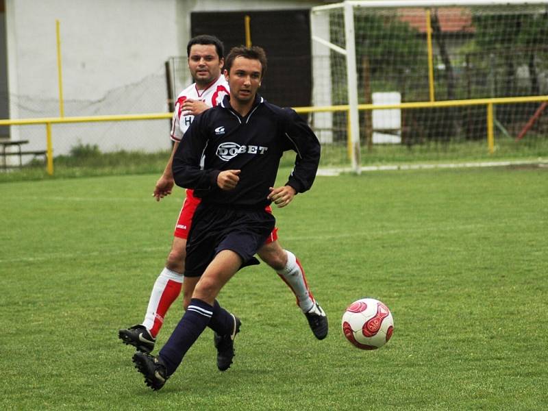 Důležitou bitvu o záchranu zvládli na hřišti Ostrožské Nové Vsi B lépe fotbalisté Mistřic (v bílém) a přiživili tak svou naději na záchranu.