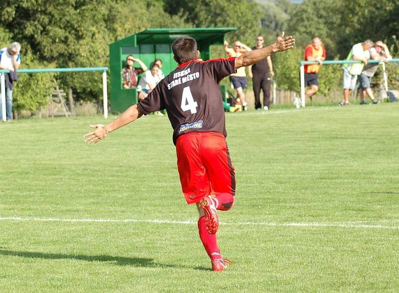 Fotbalisté Kudlovic (v kostkovaném) nenavázali na vítězství v Bánově a před domácími fanoušky odevzdali všechny body Starému Městu.