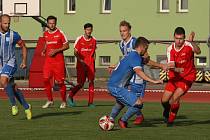 Fotbalisté Hluku (modré dresy) v 5. kole krajské I. A třídy skupiny B doma přehráli Újezdec 4:0.