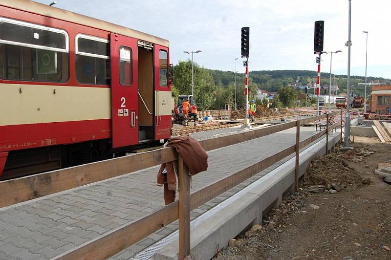 Nádraží v Bojkovicích nadále vypadá jako staveniště.