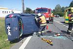 Po střetu dvou aut u benzinové pumpy v Ostrožské Nové Vsi skončilo auto na boku.