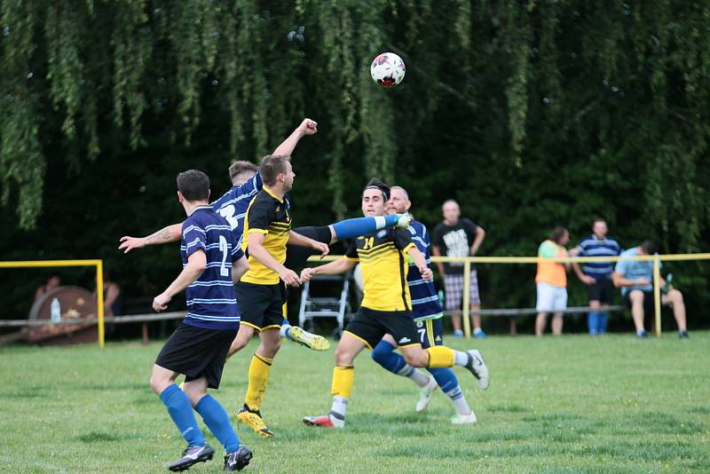 Fotbalisté Ostrožské Lhoty (ve žlutých dresech) zvítězili na hřišti Žítkové 8:1 a postoupili do druhého kola Poháru OFS Uherské Hradiště.