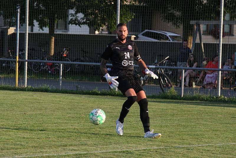 Fotbalisté Prakšic (modrožluté dresy) v I. kole krajského poháru Zlínska podlehli favorizované Nivnici 0:3.