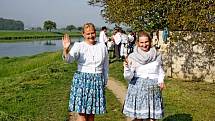 Sečéní pešuňků na břehu řeky Moravy se neobešlo bez zpěvu a dobré zábavy. 
