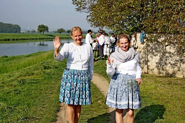 Sečéní pešuňků na břehu řeky Moravy se neobešlo bez zpěvu a dobré zábavy. 