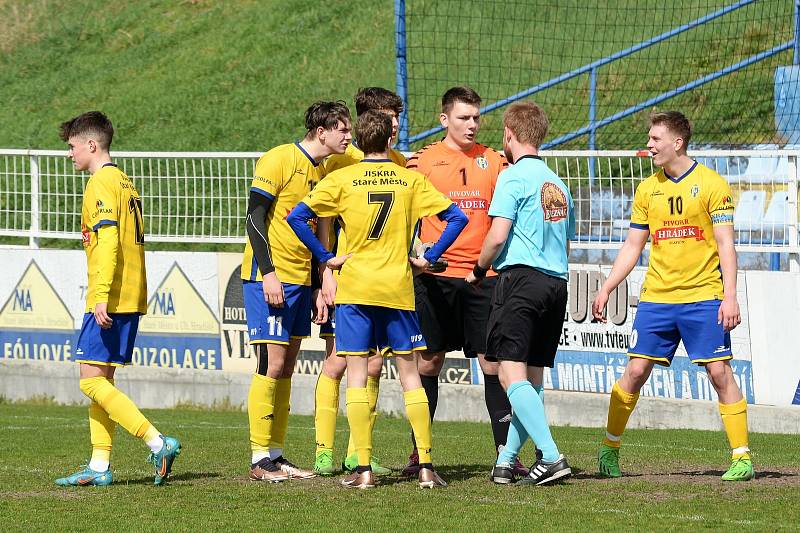 Dorostenci Starého Města (žluté dresy) ve šlágru 15. kola krajského přeboru dorostu prohráli s Uherským Brodem 1:3. Foto: pro Deník/Mojmír Zapletal