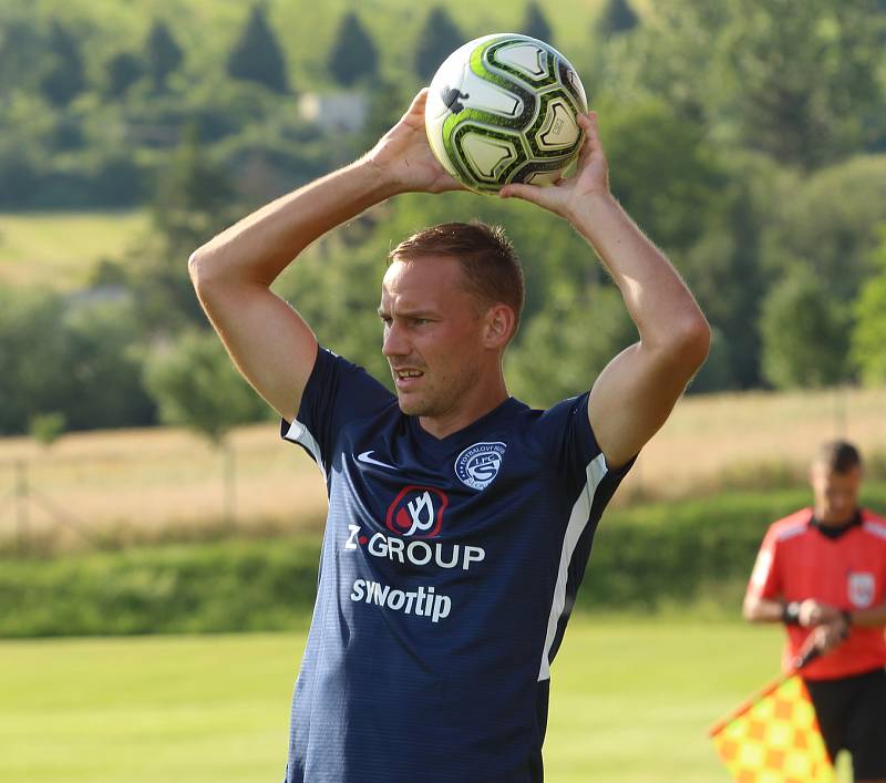 Fotbalisté Slovácka (modré dresy) v předposledním přípravném zápase podlehli na hřišti Strání slovenské Senici 1:2.