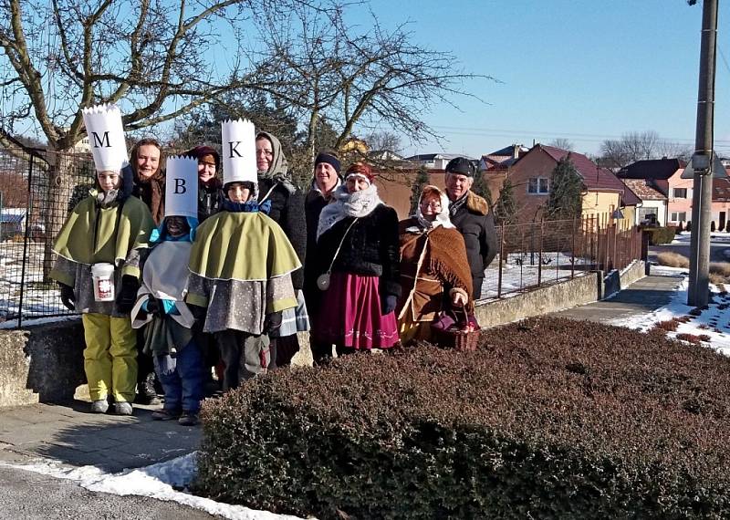 Tříkráloví koledníci ze Sušic se sešli v sobotu odpoledne na radnici s účastníky Svařákového pochodu přátelství z Babic.