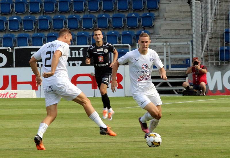 Fotbalisté Slovácka (bílé dresy) v neděli doma přivítali Hradec Králové.