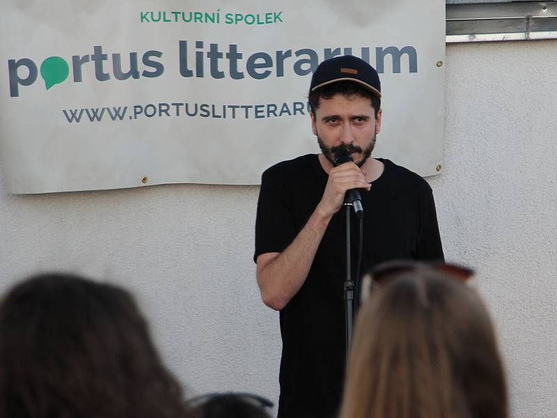 Slam poetry na kopuli kina Hvězda.