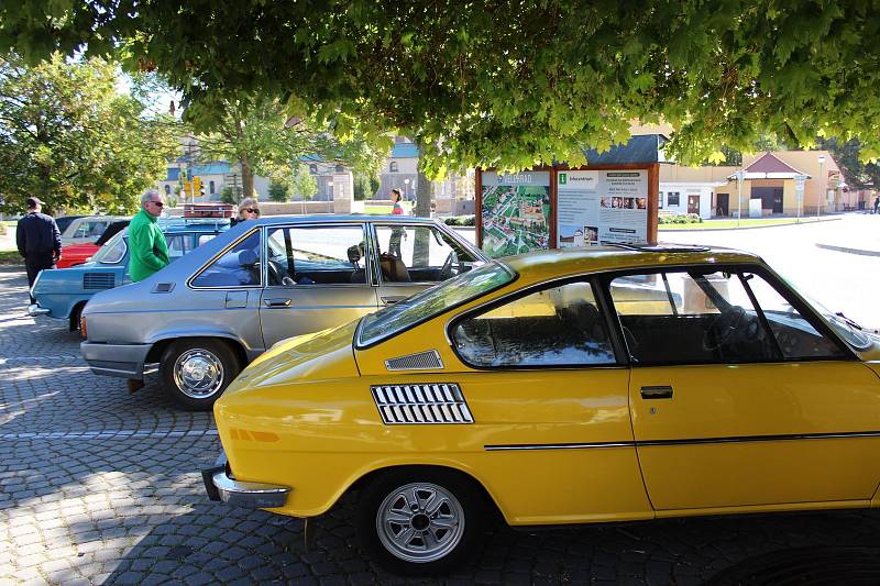 Slunečné počasí přálo v neděli cílové jízdě členů Slováckého Veteran Car Clubu Uherské Hradiště.