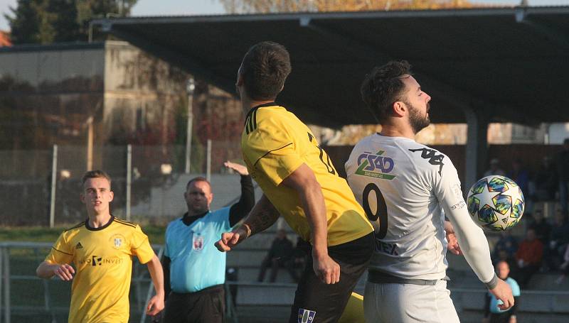 Fotbalisté Vlčnova (bílé dresy) zakončili podzimní část sezony domácí porážkou 0:4 s Topolnou.