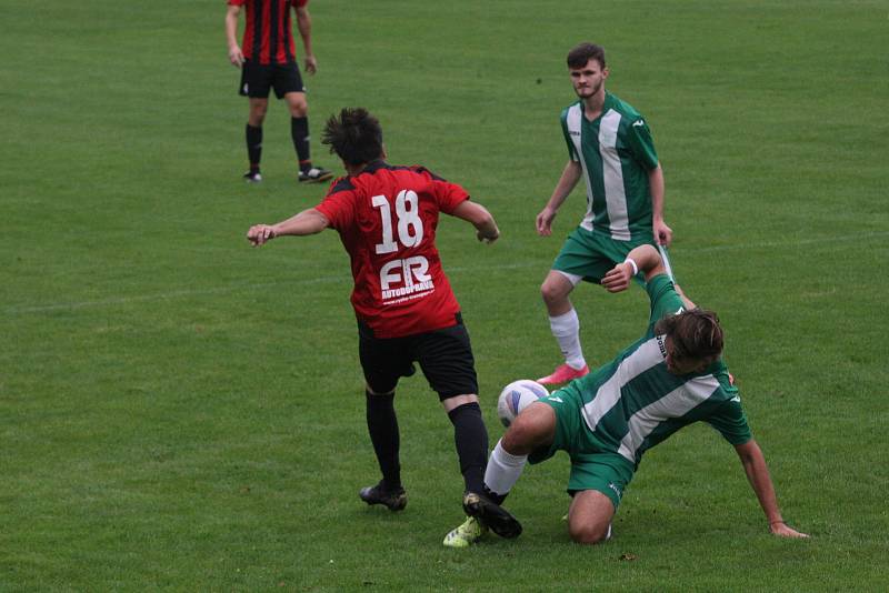 Fotbalisté Zlechova (červenočerné dresy) v 6. kole I. B třídy skupiny C zdolali Ostrožskou Novou Ves 1:0.