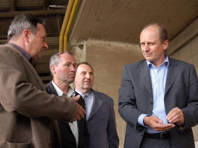 Při prohlídce podniku ministr zemědělství Petr Gandalovič (vpravo) nezapomněl ochutnat ani slováckou pšenici. 