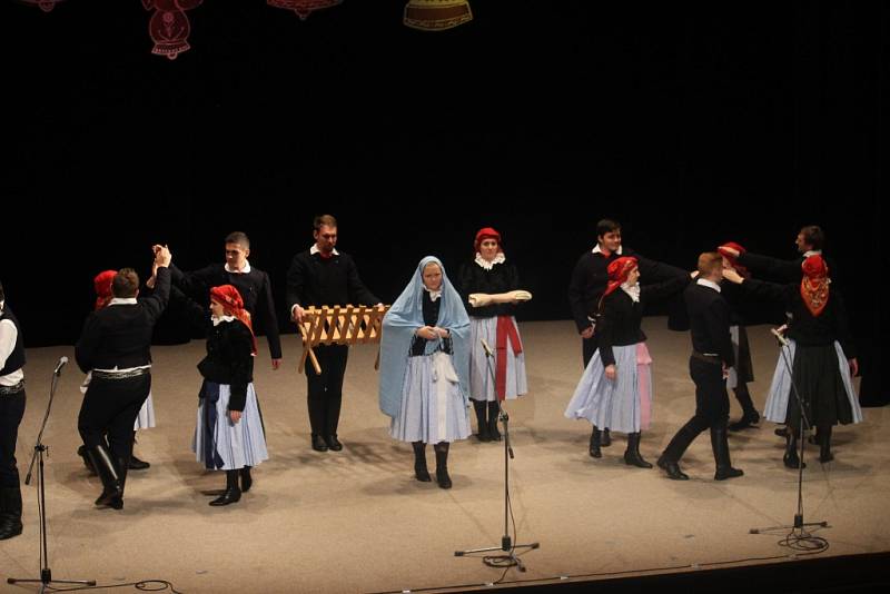 V sobotu večer se představilo na čtrnáctém ročníku Legend moravského folkloru na 151 účinkujících. Letošním tématem programu byly Vánoce na moravských horách.